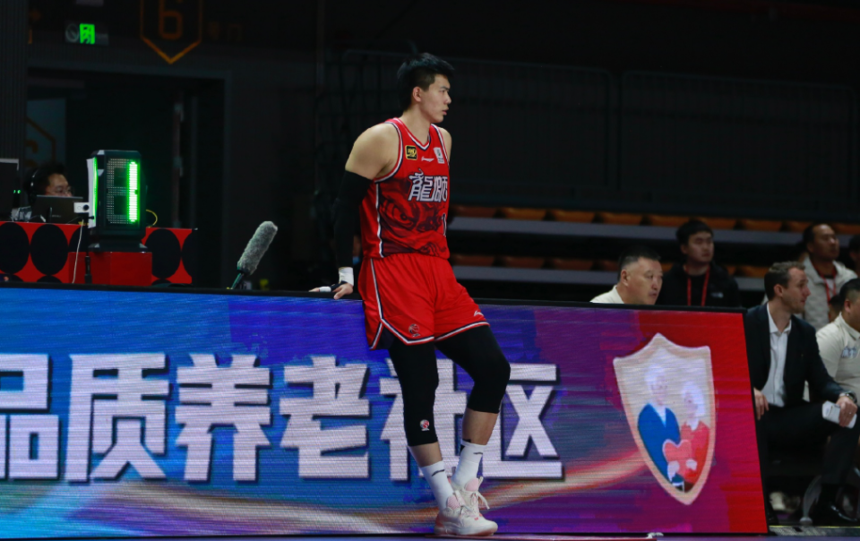 他不得不接, 控队都与他