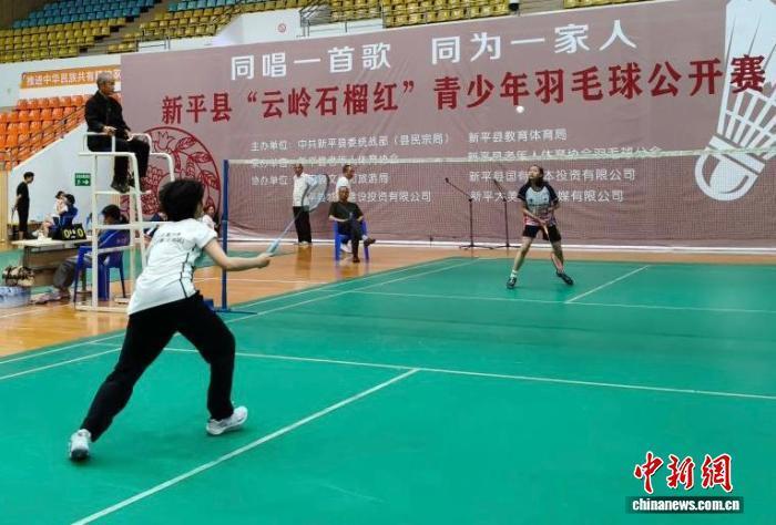 行比赛, 促进各族青, 她向新认识